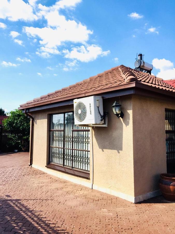 Meleano Guesthouse Mogwase ภายนอก รูปภาพ